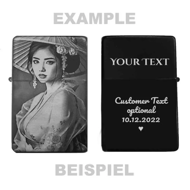 Zeigt die Vorder- und Rückseite des personalisierbaren Feuerzeugs mit Geisha-Motiv (Hut) und einem Beispiel für eine Wunschgravur.