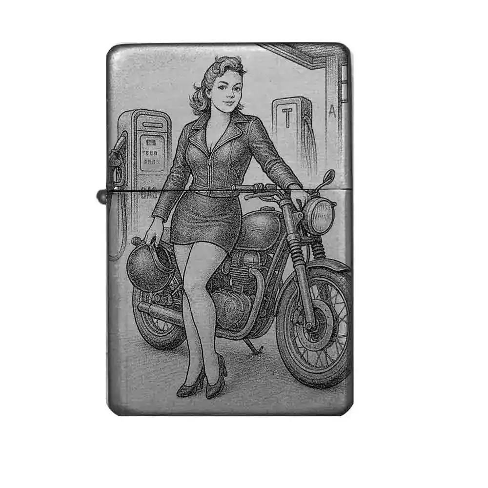 Graviertes Feuerzeug mit Vintage-Motorradfrau – Vorderseite mit Retro-Motiv