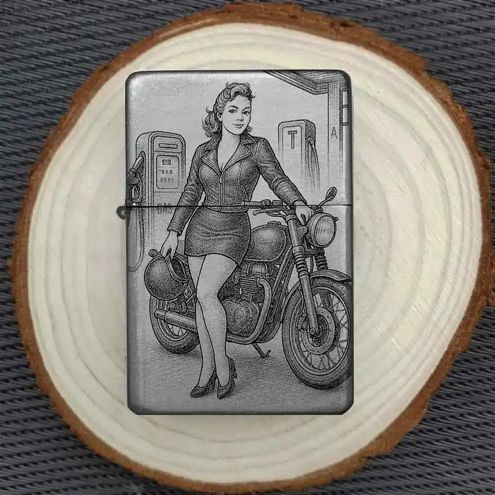 Motivfeuerzeug mit Motorradfahrerin auf Holzscheibe präsentiert – Produktfoto