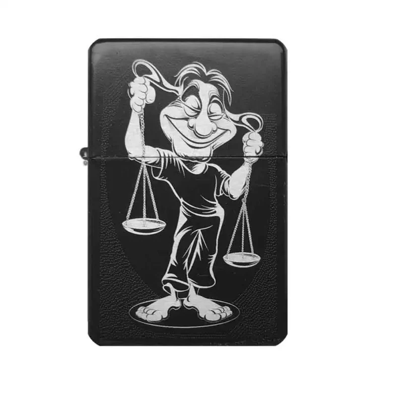Frontansicht des mattschwarzen Benzinfeuerzeugs mit einer humorvollen Gravur des Sternzeichens Waage (Figur mit Waage).