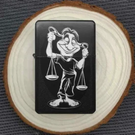 Personalisiertes Feuerzeug mit humorvoller Sternzeichen Waage-Gravur, stimmungsvoll auf einer Holzscheibe arrangiert.