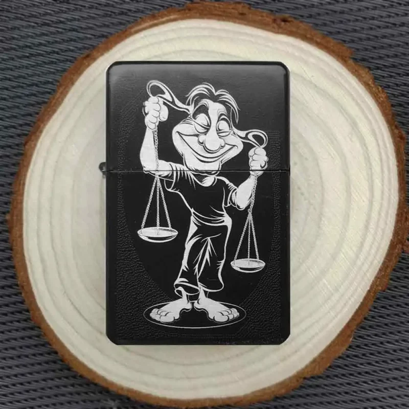 Personalisiertes Feuerzeug mit humorvoller Sternzeichen Waage-Gravur, stimmungsvoll auf einer Holzscheibe arrangiert.