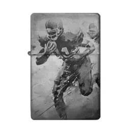 Frontansicht des mattschwarzen Benzinfeuerzeugs mit einer ausdrucksstarken Gravur eines American Football Spielers im Lauf.