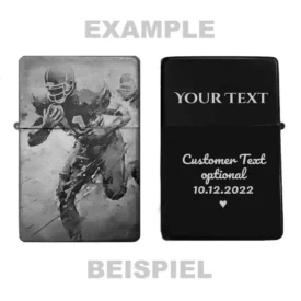 Zeigt die Vorder- und Rückseite des personalisierbaren Feuerzeugs mit einem dynamischen American Football Spieler-Motiv und einem Beispiel für eine Wunschgravur.