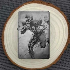 Personalisiertes Feuerzeug mit actionreichem American Football-Motiv, stimmungsvoll auf einer Holzscheibe arrangiert.