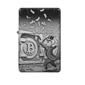 Frontansicht des mattschwarzen Benzinfeuerzeugs mit einer humorvollen Gravur einer eleganten Maus vor einem Tresor mit Bitcoin-Symbol, während Geld regnet.