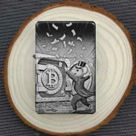 Personalisiertes Feuerzeug mit Bitcoin-Maus-Motiv und regnendem Geld, stimmungsvoll auf einer Holzscheibe arrangiert.