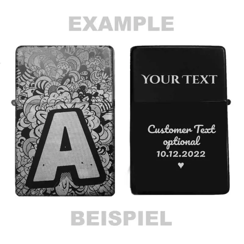 Zeigt die Vorder- und Rückseite des personalisierbaren Feuerzeugs mit Buchstaben-Motiv "A" und einem Beispiel für eine Wunschgravur.