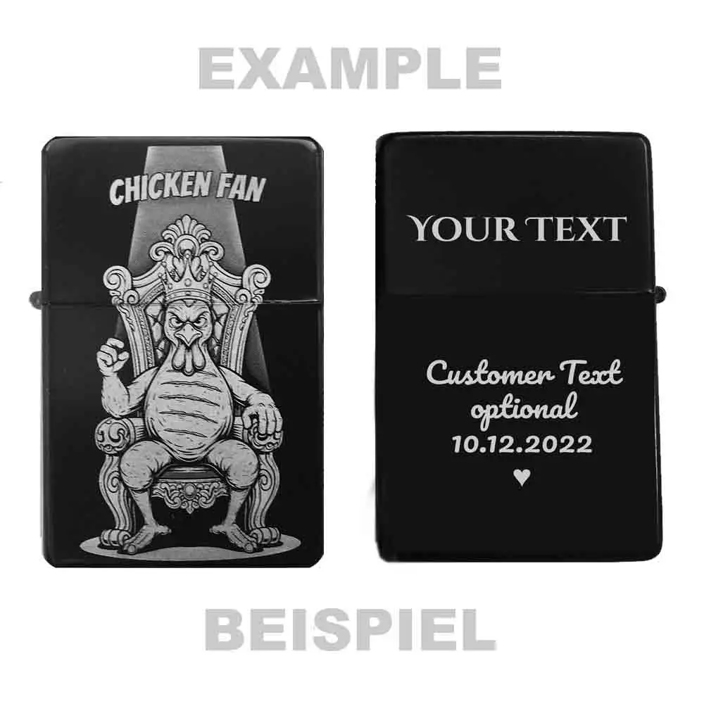 Zeigt die Vorder- und Rückseite des personalisierbaren Feuerzeugs mit "Chicken Fan"-Motiv und einem Beispiel für eine Wunschgravur.