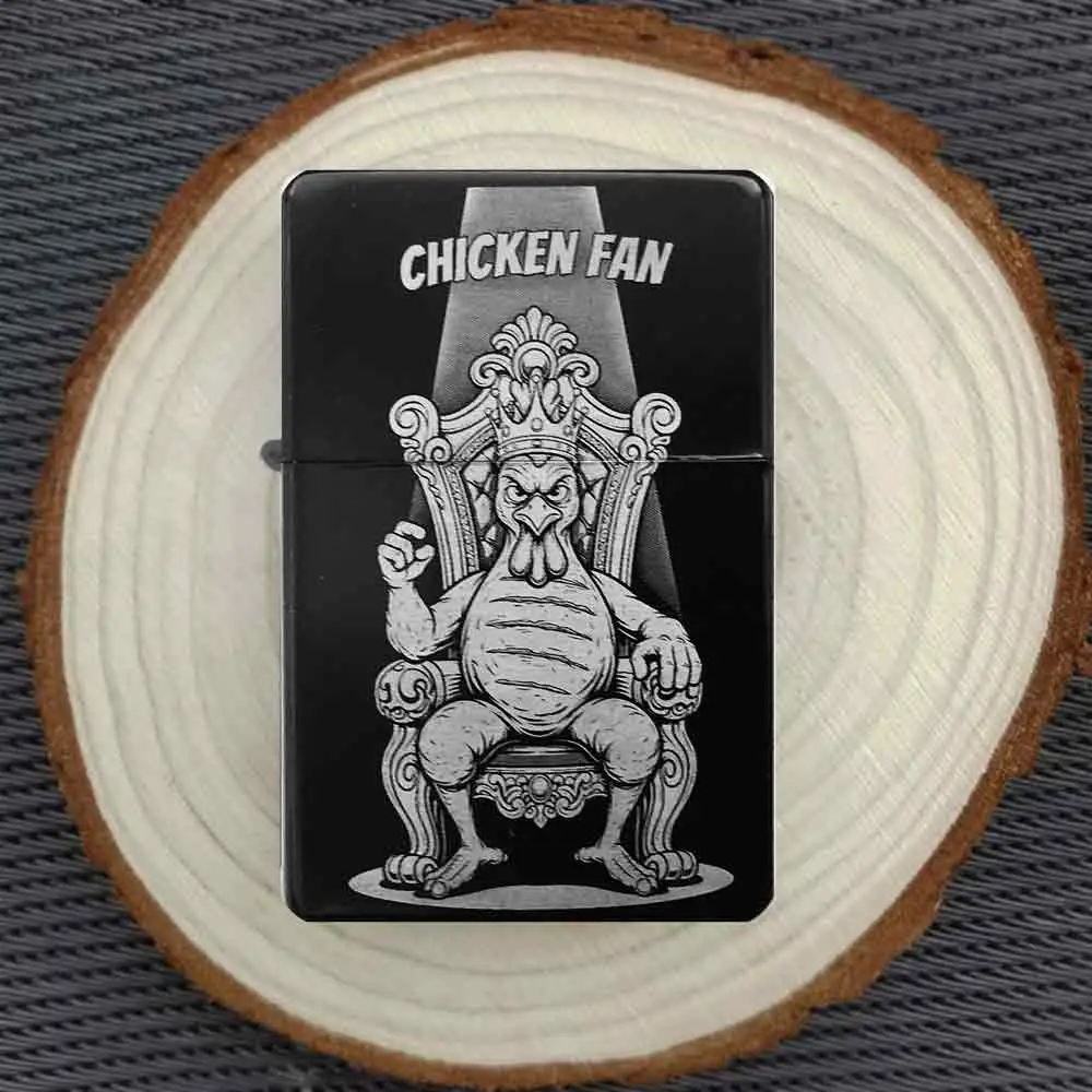 Personalisiertes Feuerzeug mit humorvollem Motiv eines gerupften Huhns als König auf einem Thron, stimmungsvoll auf einer Holzscheibe arrangiert.