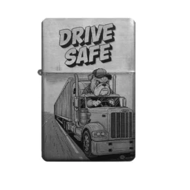 Frontansicht des mattschwarzen Benzinfeuerzeugs mit einer humorvollen Gravur einer Bulldogge, die einen LKW fährt, und dem Schriftzug "DRIVE SAFE".