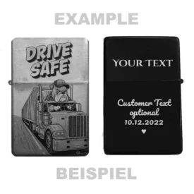 Personalisiertes Feuerzeug mit "Drive Safe"-Hund im Truck-Motiv, stimmungsvoll auf einer Holzscheibe arrangiert.