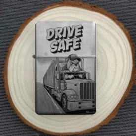 Zeigt die Vorder- und Rückseite des personalisierbaren Feuerzeugs mit Trucker-Hund-Motiv und einem Beispiel für eine Wunschgravur.