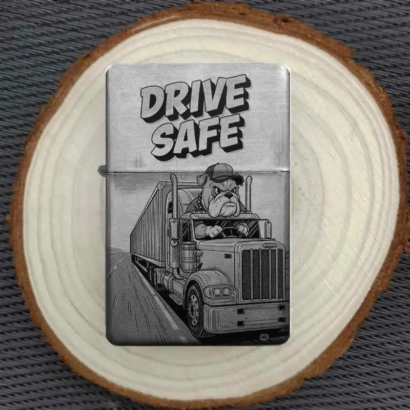 Zeigt die Vorder- und Rückseite des personalisierbaren Feuerzeugs mit Trucker-Hund-Motiv und einem Beispiel für eine Wunschgravur.