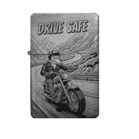 Frontansicht des mattschwarzen Benzinfeuerzeugs mit einer detailreichen Gravur eines Wolfs auf einem Motorrad und dem Schriftzug "DRIVE SAFE".