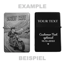 Personalisiertes Feuerzeug mit "Drive Safe"-Wolf auf Motorrad-Motiv, stimmungsvoll auf einer Holzscheibe arrangiert.