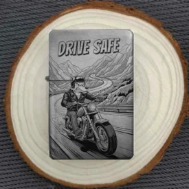 Zeigt die Vorder- und Rückseite des personalisierbaren Feuerzeugs mit Wolf-Motorrad-Motiv und einem Beispiel für eine Wunschgravur.