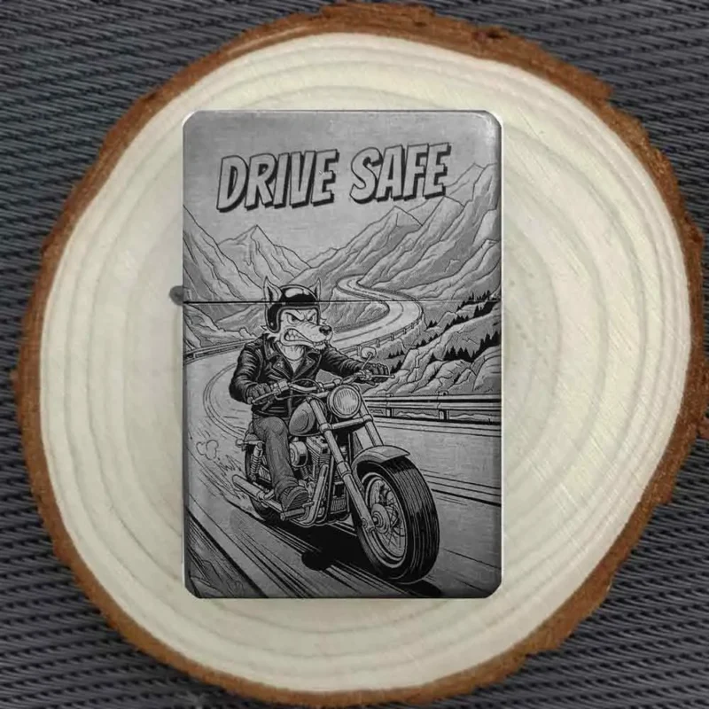 Zeigt die Vorder- und Rückseite des personalisierbaren Feuerzeugs mit Wolf-Motorrad-Motiv und einem Beispiel für eine Wunschgravur.