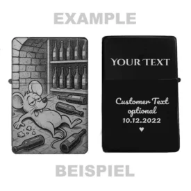 Zeigt die Vorder- und Rückseite des personalisierbaren Feuerzeugs mit Drunken Mouse-Motiv und einem Beispiel für eine Wunschgravur.