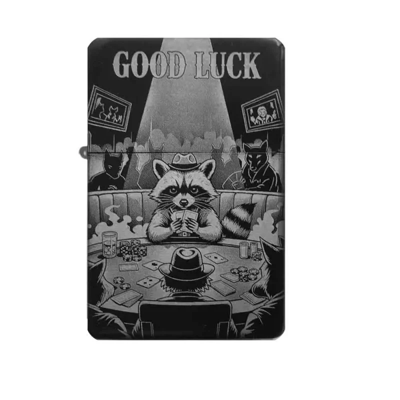 Frontansicht des mattschwarzen Benzinfeuerzeugs mit einer detailreichen Gravur eines Waschbären, der pokernd am Tisch sitzt, mit dem Schriftzug "GOOD LUCK".