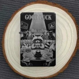 Personalisiertes Feuerzeug mit lustigem Waschbär-Pokern-Motiv, stimmungsvoll auf einer Holzscheibe arrangiert.