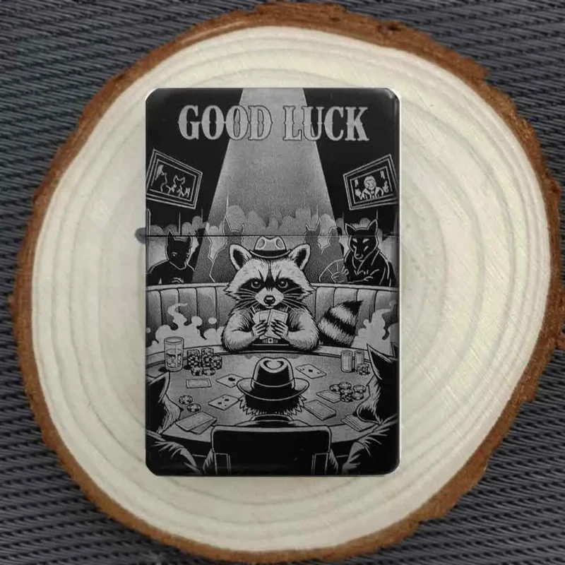 Personalisiertes Feuerzeug mit lustigem Waschbär-Pokern-Motiv, stimmungsvoll auf einer Holzscheibe arrangiert.