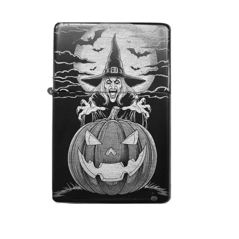Frontansicht des mattschwarzen Benzinfeuerzeugs mit einer gruseligen Gravur einer lachenden Hexe hinter einem Halloween-Kürbis vor dem Mond und Fledermäusen.