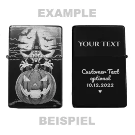 Zeigt die Vorder- und Rückseite des personalisierbaren Feuerzeugs mit Halloween-Hexe-Kürbis-Motiv und einem Beispiel für eine Wunschgravur.