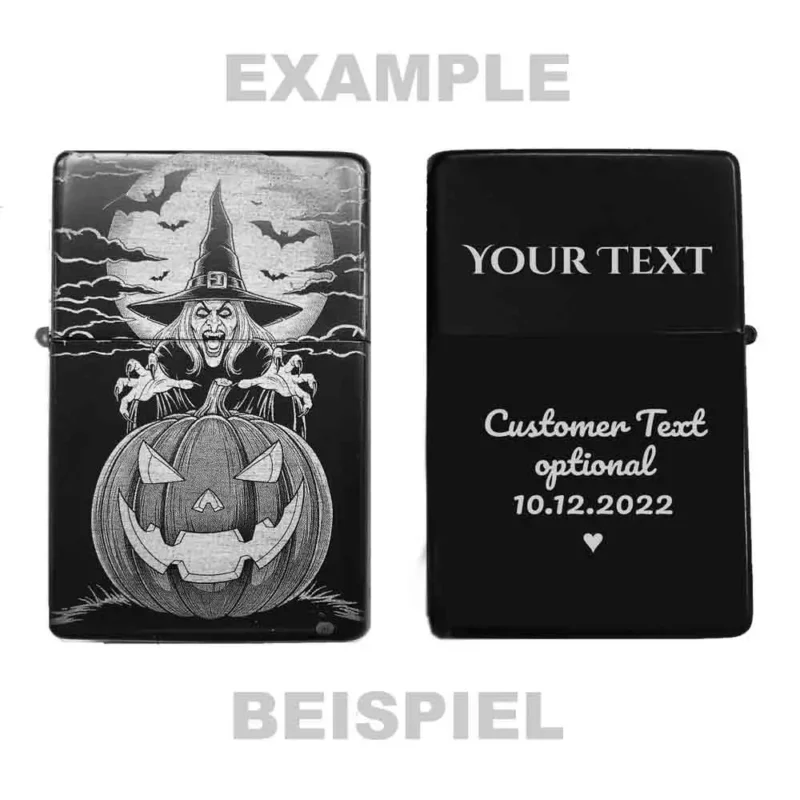 Zeigt die Vorder- und Rückseite des personalisierbaren Feuerzeugs mit Halloween-Hexe-Kürbis-Motiv und einem Beispiel für eine Wunschgravur.