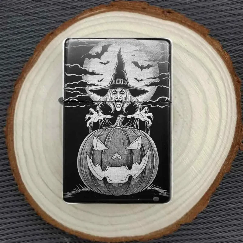 Personalisiertes Feuerzeug mit bedrohlichem Halloween-Motiv: Hexe hinter Kürbis, Spinnen und Vollmond, stimmungsvoll auf einer Holzscheibe arrangiert.