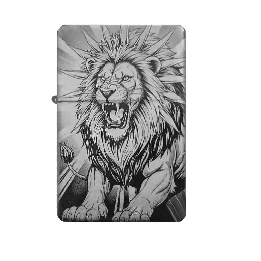 Frontansicht des mattschwarzen Benzinfeuerzeugs mit einer ausdrucksstarken Gravur eines brüllenden Löwen.