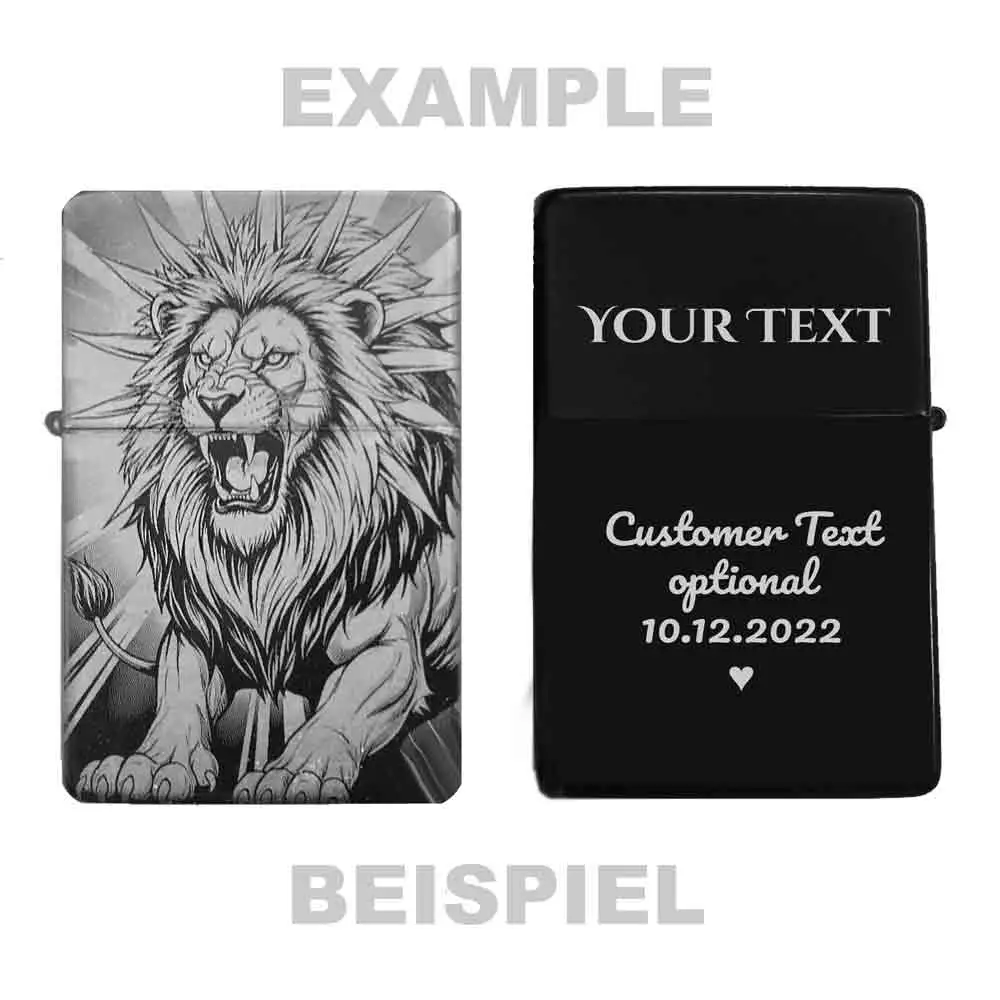 Zeigt die Vorder- und Rückseite des personalisierbaren Feuerzeugs mit Löwen-Motiv und einem Beispiel für eine Wunschgravur.