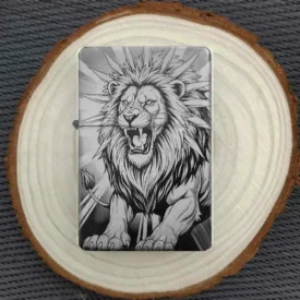 Personalisiertes Feuerzeug mit bedrohlich brüllendem Löwen-Motiv, stimmungsvoll auf einer Holzscheibe arrangiert.