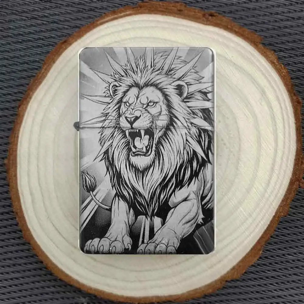 Personalisiertes Feuerzeug mit bedrohlich brüllendem Löwen-Motiv, stimmungsvoll auf einer Holzscheibe arrangiert.