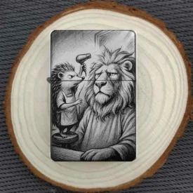 Personalisiertes Feuerzeug mit lustigem Löwe und Igel-Motiv beim Friseur, stimmungsvoll auf einer Holzscheibe arrangiert.