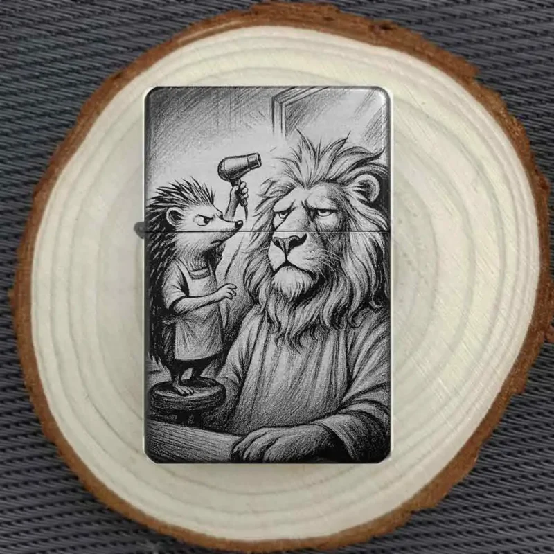 Personalisiertes Feuerzeug mit lustigem Löwe und Igel-Motiv beim Friseur, stimmungsvoll auf einer Holzscheibe arrangiert.