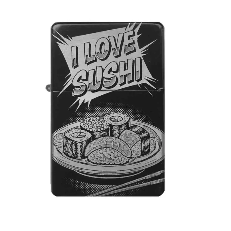 Frontansicht des mattschwarzen Benzinfeuerzeugs mit einer detailreichen Gravur eines Tellers mit Sushi und dem Schriftzug "I LOVE SUSHI".