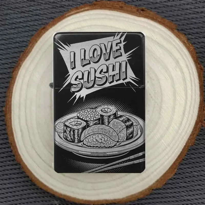 Personalisiertes Feuerzeug mit "I Love Sushi"-Motiv im Comic-Stil, stimmungsvoll auf einer Holzscheibe arrangiert.