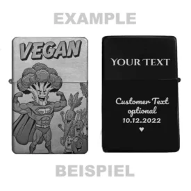 Zeigt die Vorder- und Rückseite des personalisierbaren Feuerzeugs mit einem Superhelden-Brokkoli und dem Schriftzug "VEGAN", sowie einem Beispiel für eine Wunschgravur.