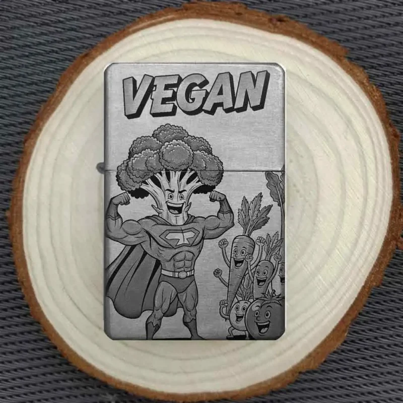 Personalisiertes Feuerzeug mit humorvollem "Vegan"-Superhelden-Brokkoli und jubelndem Gemüse, stimmungsvoll auf einer Holzscheibe arrangiert.