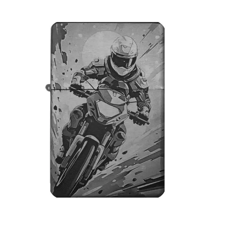 Frontansicht des mattschwarzen Benzinfeuerzeugs mit einer dynamischen Gravur eines Motocross-Fahrers in Action.