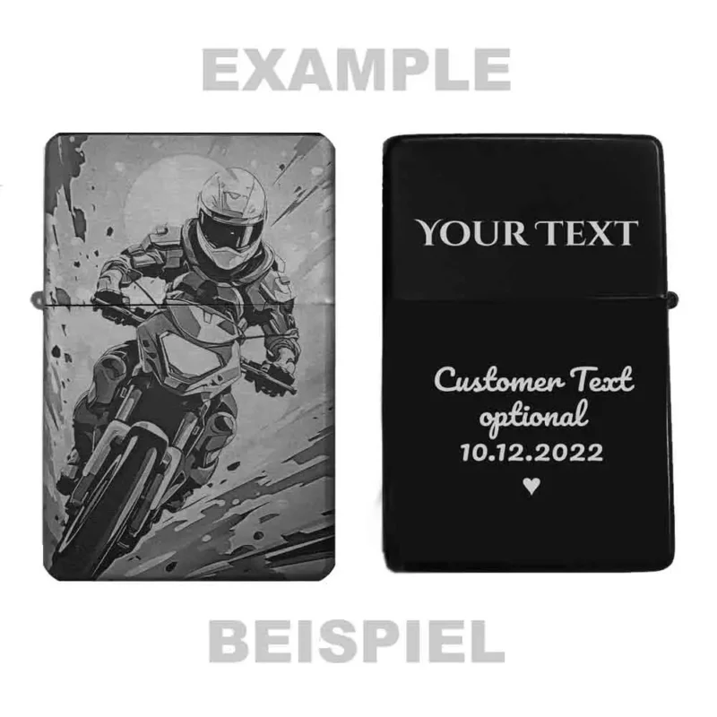 Zeigt die Vorder- und Rückseite des personalisierbaren Feuerzeugs mit Motocross-Motiv und einem Beispiel für eine Wunschgravur.