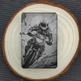 Personalisiertes Feuerzeug mit actionreichem Motocross-Fahrer, stimmungsvoll auf einer Holzscheibe arrangiert.
