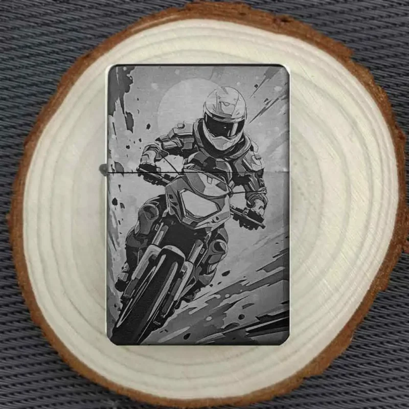 Personalisiertes Feuerzeug mit actionreichem Motocross-Fahrer, stimmungsvoll auf einer Holzscheibe arrangiert.