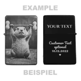 Zeigt die Vorder- und Rückseite des personalisierbaren Feuerzeugs mit Murmeltier-Motiv und einem Beispiel für eine Wunschgravur.