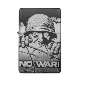 Frontansicht des mattschwarzen Benzinfeuerzeugs mit einer ausdrucksstarken Gravur eines Soldaten hinter Stacheldraht und dem Schriftzug "NO WAR!".