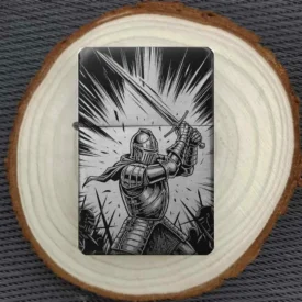 Personalisiertes Feuerzeug mit actionreichem Ritter-Motiv im Kampf, stimmungsvoll auf einer Holzscheibe arrangiert.