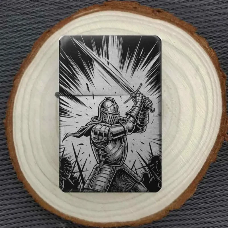 Personalisiertes Feuerzeug mit actionreichem Ritter-Motiv im Kampf, stimmungsvoll auf einer Holzscheibe arrangiert.