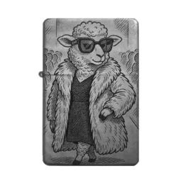 Frontansicht des mattschwarzen Benzinfeuerzeugs mit einer humorvollen Gravur eines Schafes, das einen Pelzmantel und Sonnenbrille trägt.