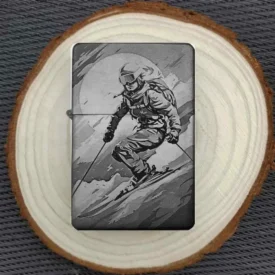 Personalisiertes metallenes Flip Top Feuerzeug mit Skifahrer in dynamischer Pose, liebevoll auf einer Holzscheibe arrangiert.